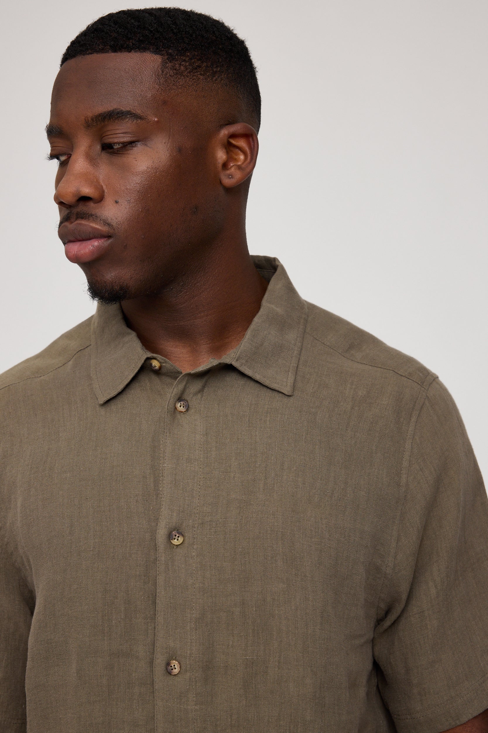 Shortsleeve Linen Shirt - Image 15