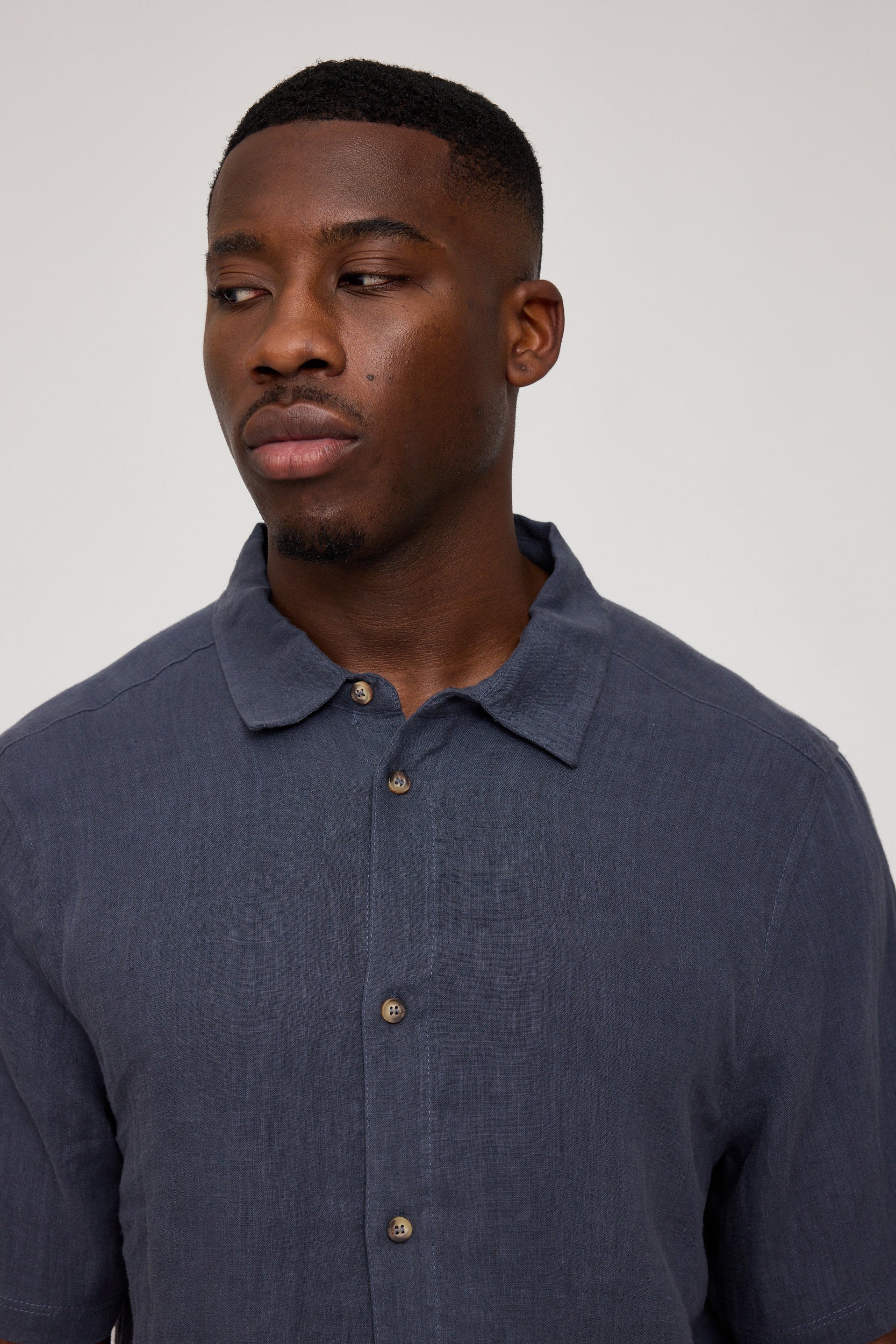 Shortsleeve Linen Shirt - Image 9