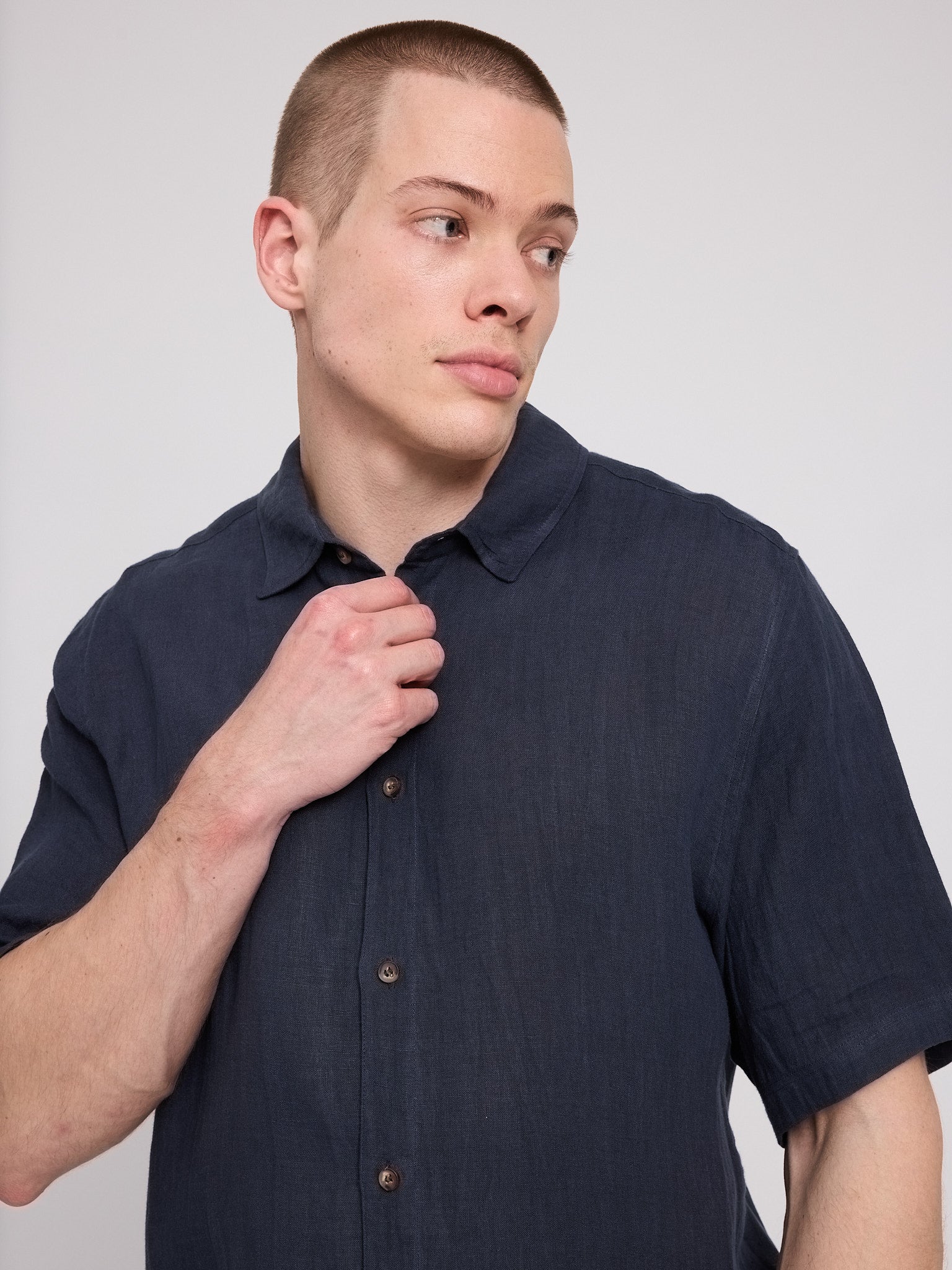 Shortsleeve Linen Shirt - Image 12