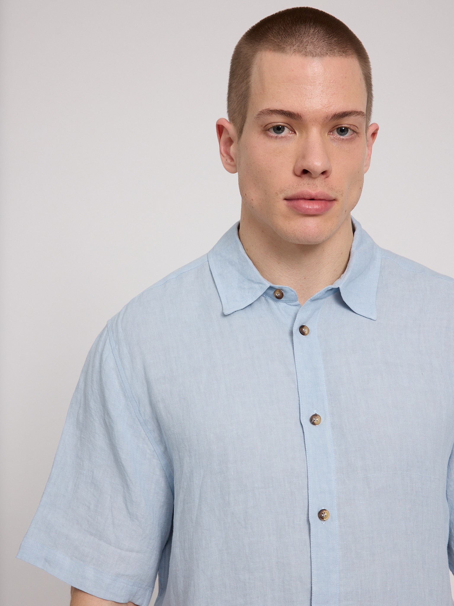 Shortsleeve Linen Shirt - Image 23