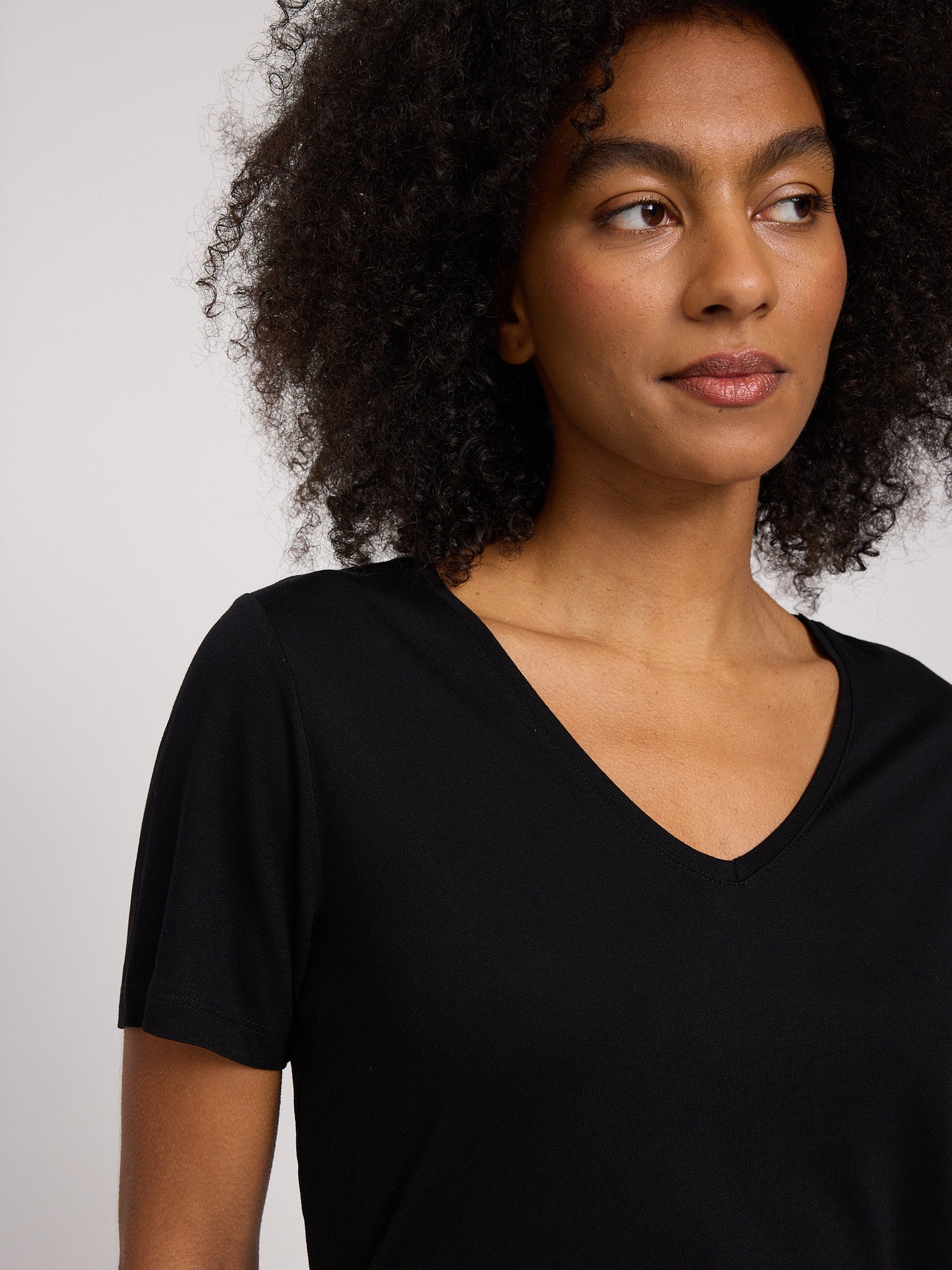 Ecovero Viscose V-Neck T-Shirt - Image 9