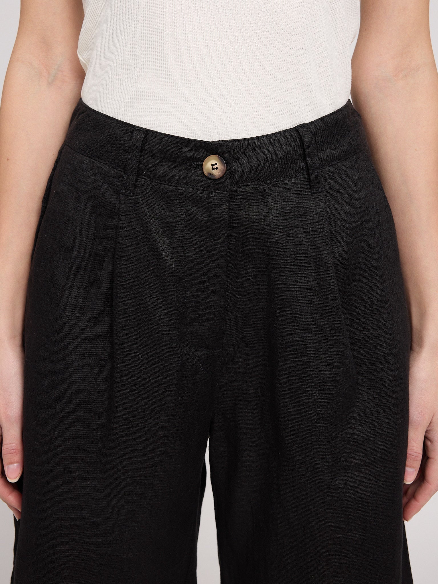 Linen Bermuda Shorts - Image 15