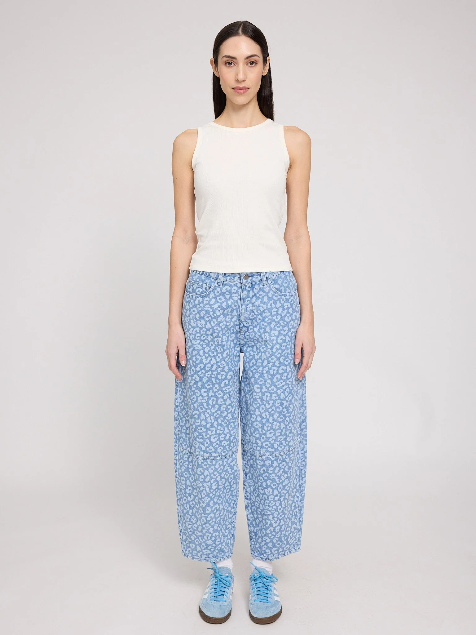 Printed Barrel Leg Denim Pants - Image 4